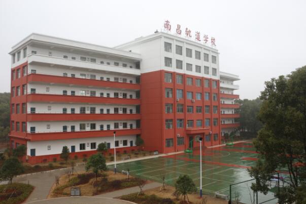 南昌向遠軌道技術(shù)學校樂化校區(qū)綠樹成蔭的校園環(huán)境