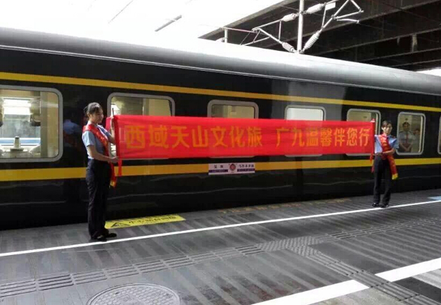 南昌向遠軌道技術學校學生參與深圳至烏魯木齊Z230旅客特快列車乘務工作