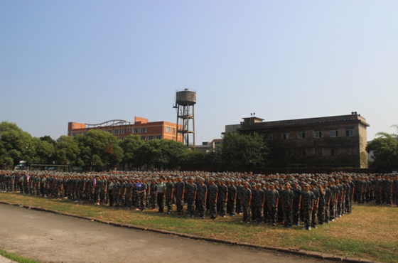 軌道學校2015級秋季新生軍訓會操暨總結(jié)表彰大會