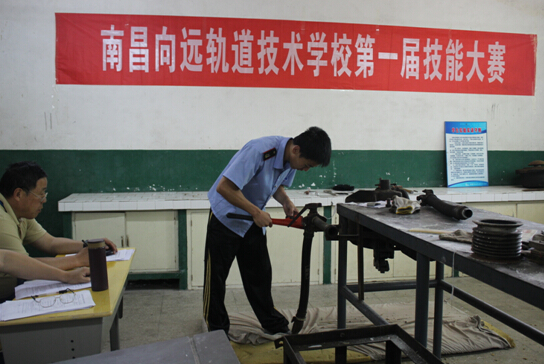  南昌向遠軌道技術(shù)學(xué)校機車車輛系成功舉辦鉗工技能大賽