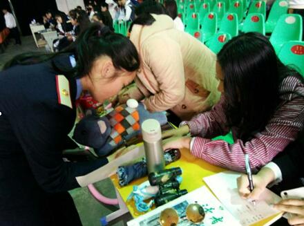 南昌向遠(yuǎn)軌道技術(shù)學(xué)校團(tuán)委舉辦“奉獻(xiàn)愛(ài)心，傳遞溫情”學(xué)雷鋒愛(ài)心義賣活動(dòng)