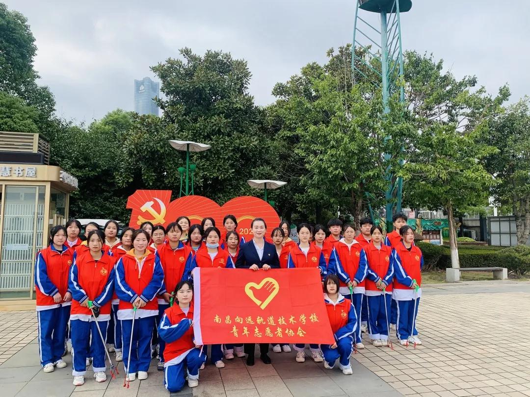 南昌向遠(yuǎn)軌道技術(shù)學(xué)校青年志愿者協(xié)會(huì)開(kāi)展‘河小青’護(hù)河行動(dòng)