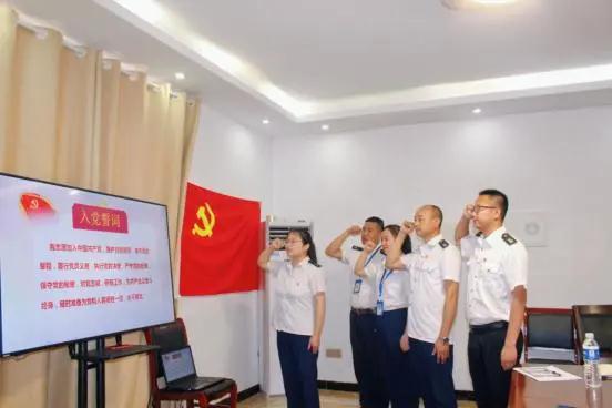 南昌向遠軌道技術學校舉行新黨員入黨宣誓暨老黨員重溫入黨誓詞儀式