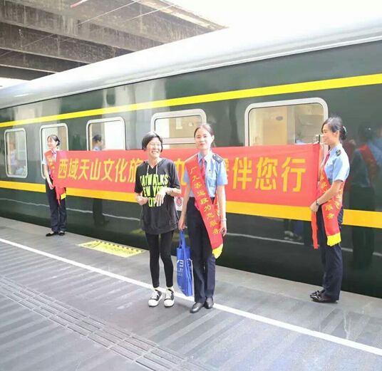 南昌向遠軌道技術學校學生參與深圳至烏魯木齊Z230旅客特快列車乘務工作