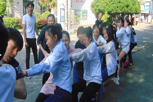 南昌向遠軌道技術(shù)學(xué)校學(xué)生會拔河比賽 