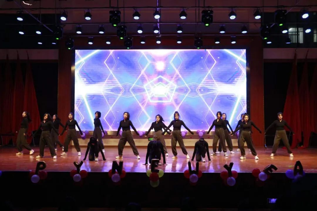 南昌向遠(yuǎn)軌道技術(shù)學(xué)校隆重舉行2021年社團展演暨2022年元旦晚會