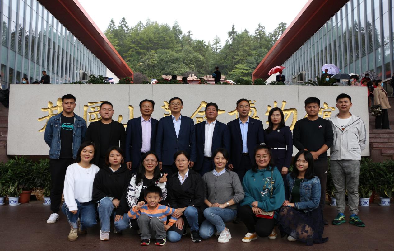 南昌向遠(yuǎn)軌道技術(shù)學(xué)校組織黨員及中層干部前往井岡山開展紅色教育活動