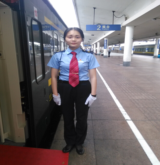 南昌向遠軌道技術學校學生參與深圳至烏魯木齊Z230旅客特快列車乘務工作