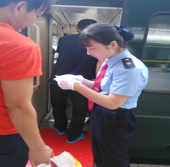 南昌向遠軌道技術學校學生參與深圳至烏魯木齊Z230旅客特快列車乘務工作