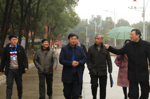 南昌市財政局、教育局領(lǐng)導(dǎo)干部一行蒞臨南昌向遠鐵路學校檢查指導(dǎo)工作！