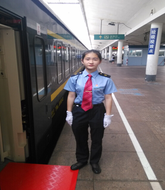 南昌向遠軌道技術學校學生參與深圳至烏魯木齊Z230旅客特快列車乘務工作