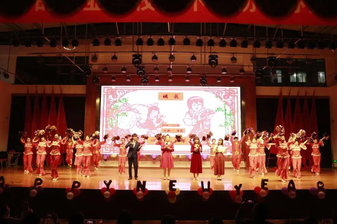 南昌向遠(yuǎn)軌道技術(shù)學(xué)校隆重舉行2021年社團展演暨2022年元旦晚會