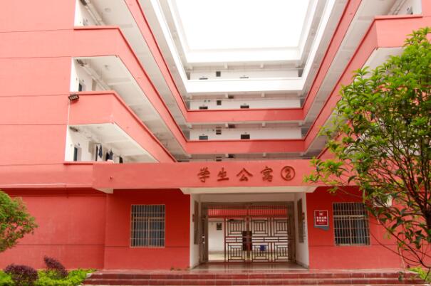 南昌向遠軌道技術(shù)學校樂化校區(qū)綠樹成蔭的校園環(huán)境