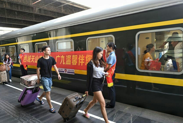 南昌向遠軌道技術學校學生參與深圳至烏魯木齊Z230旅客特快列車乘務工作