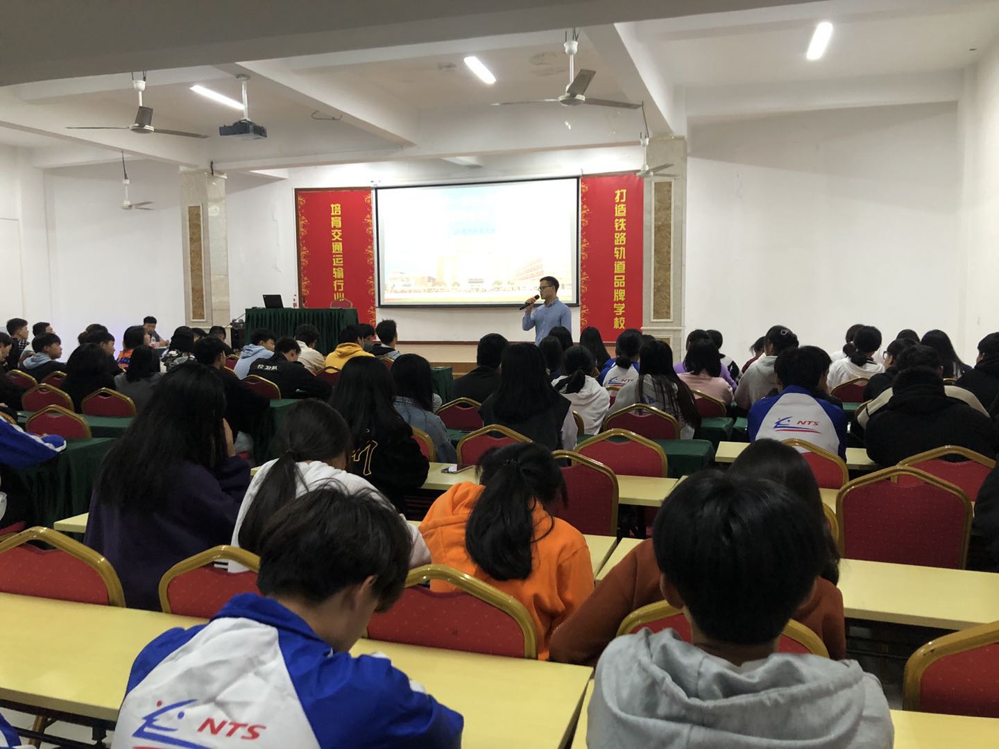 勵志精英，筑夢青春||南昌向遠軌道技術學校樂化校區(qū)開展學生干部培訓