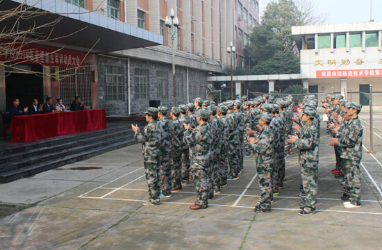 南昌向遠軌道技術(shù)學(xué)校成功舉辦2016年春季新生軍訓(xùn)表彰大會