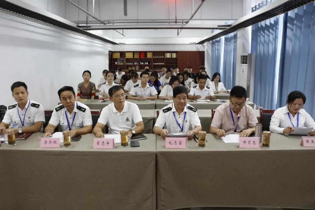 南昌向遠(yuǎn)軌道技術(shù)學(xué)校2021年秋季新進教職工師德師風(fēng)責(zé)任書簽訂暨結(jié)業(yè)儀式順利舉辦
