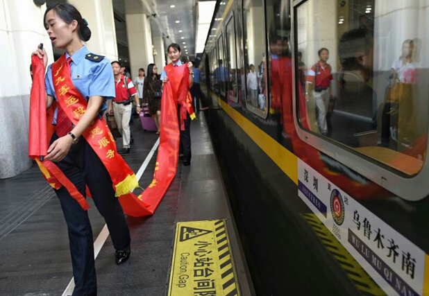 南昌向遠軌道技術學校學生參與深圳至烏魯木齊Z230旅客特快列車乘務工作