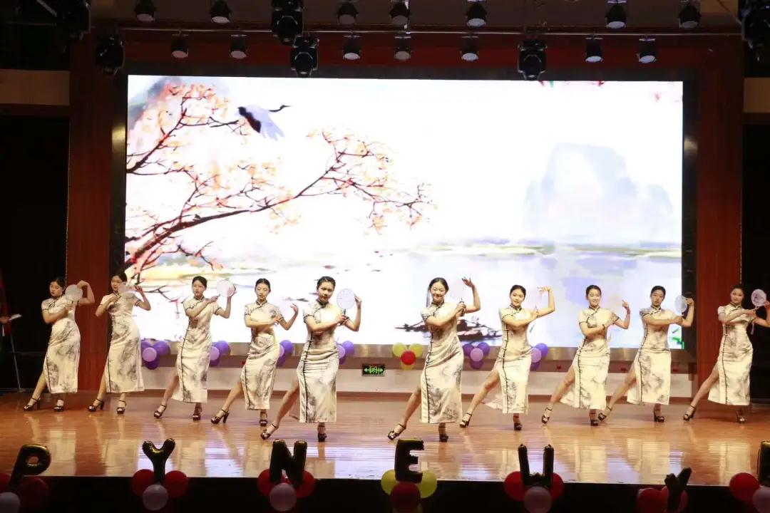 南昌向遠(yuǎn)軌道技術(shù)學(xué)校隆重舉行2021年社團展演暨2022年元旦晚會