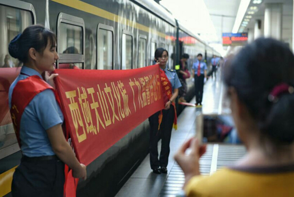 南昌向遠軌道技術學校學生參與深圳至烏魯木齊Z230旅客特快列車乘務工作