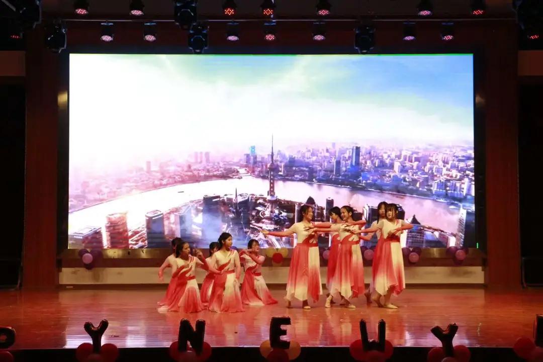 南昌向遠(yuǎn)軌道技術(shù)學(xué)校隆重舉行2021年社團展演暨2022年元旦晚會