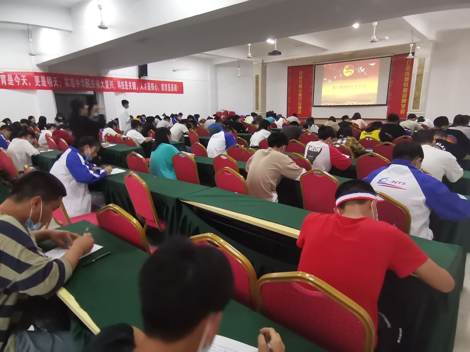 南昌向遠軌道技術(shù)學(xué)校舉行第十期團校結(jié)業(yè)考試
