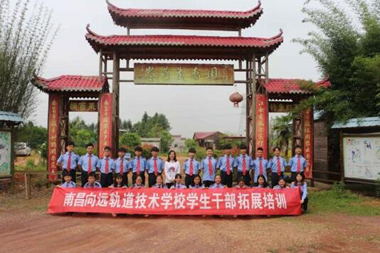 “凝聚青春力量，展現(xiàn)五月風(fēng)采，鑄就向遠(yuǎn)品牌”---校團(tuán)委五月系列活動(dòng)