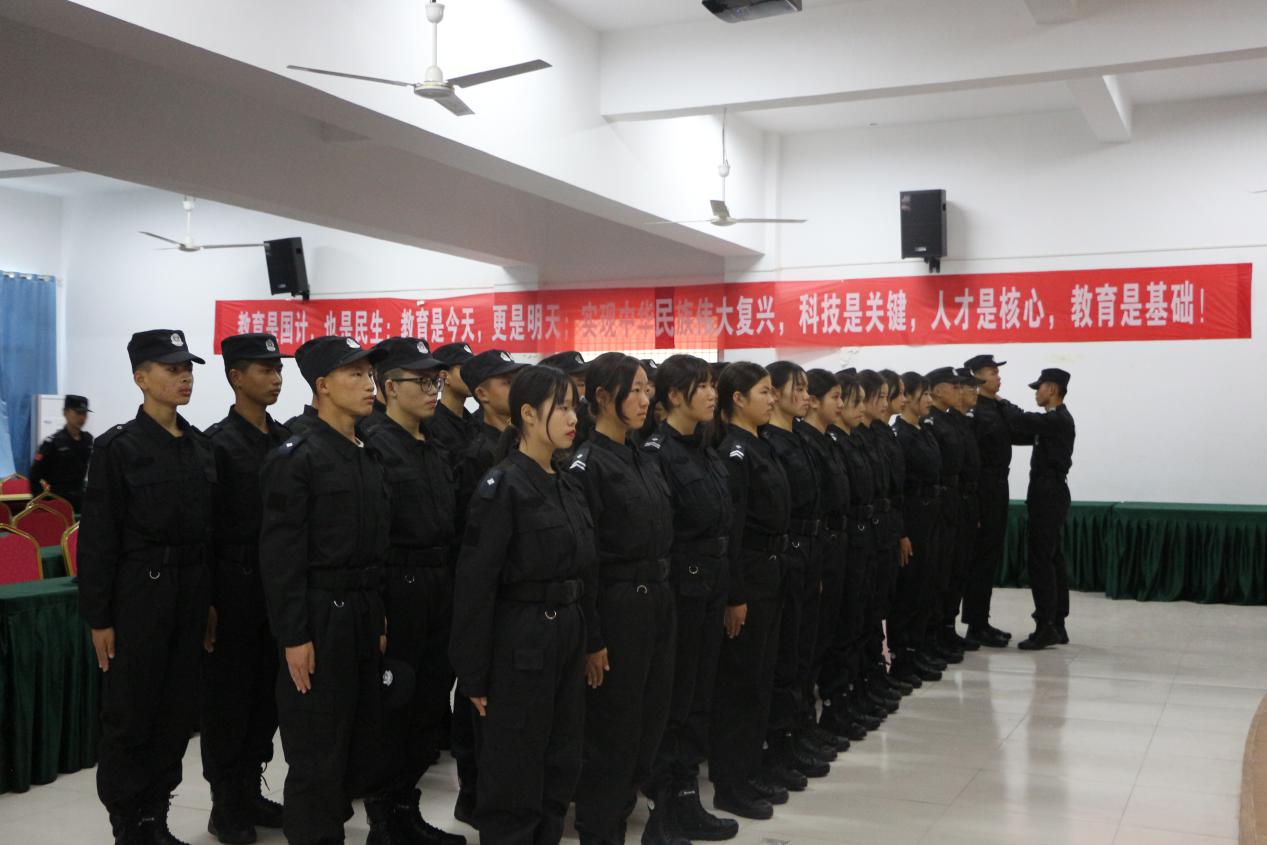 南昌向遠軌道技術(shù)學(xué)校樂化校區(qū)校衛(wèi)隊隆重舉行2019級新隊員入隊儀式