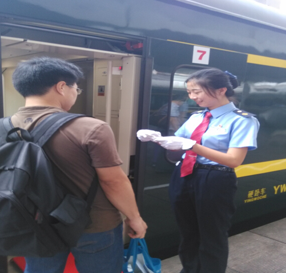 南昌向遠軌道技術學校學生參與深圳至烏魯木齊Z230旅客特快列車乘務工作