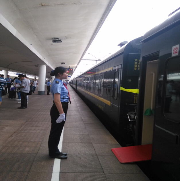 南昌向遠軌道技術學校學生參與深圳至烏魯木齊Z230旅客特快列車乘務工作