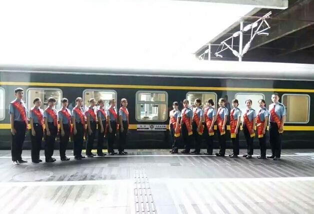 南昌向遠軌道技術學校學生參與深圳至烏魯木齊Z230旅客特快列車乘務工作
