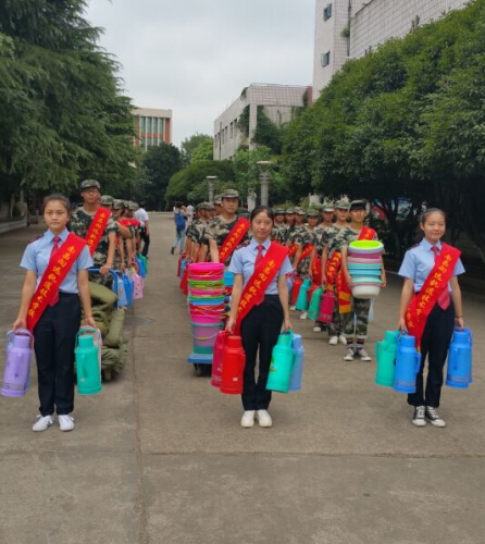 南昌向遠軌道技術(shù)學校青年志愿者協(xié)會為向塘鐵路老年頤養(yǎng)院老人送溫暖