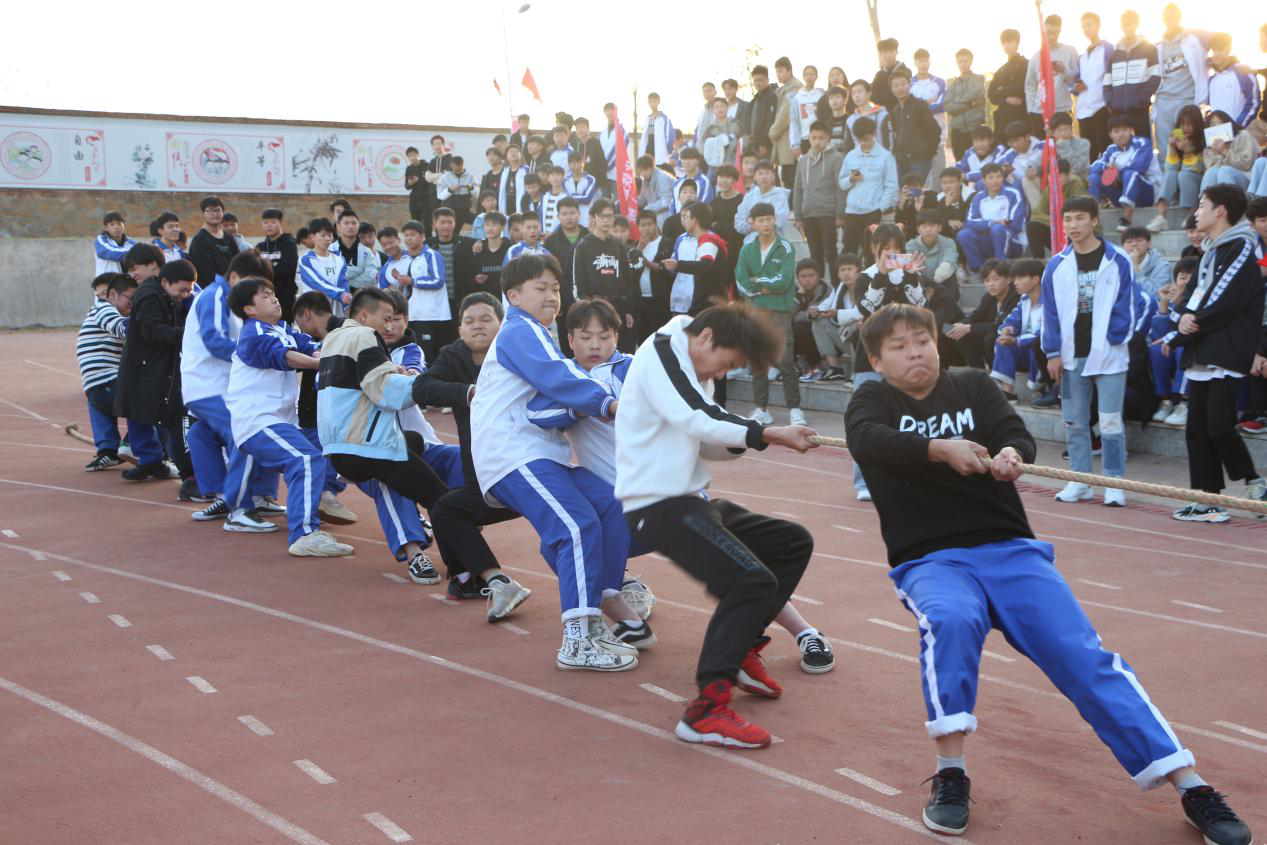 南昌向遠軌道技術(shù)學校第一屆校園體育節(jié)系列活動之拔河比賽