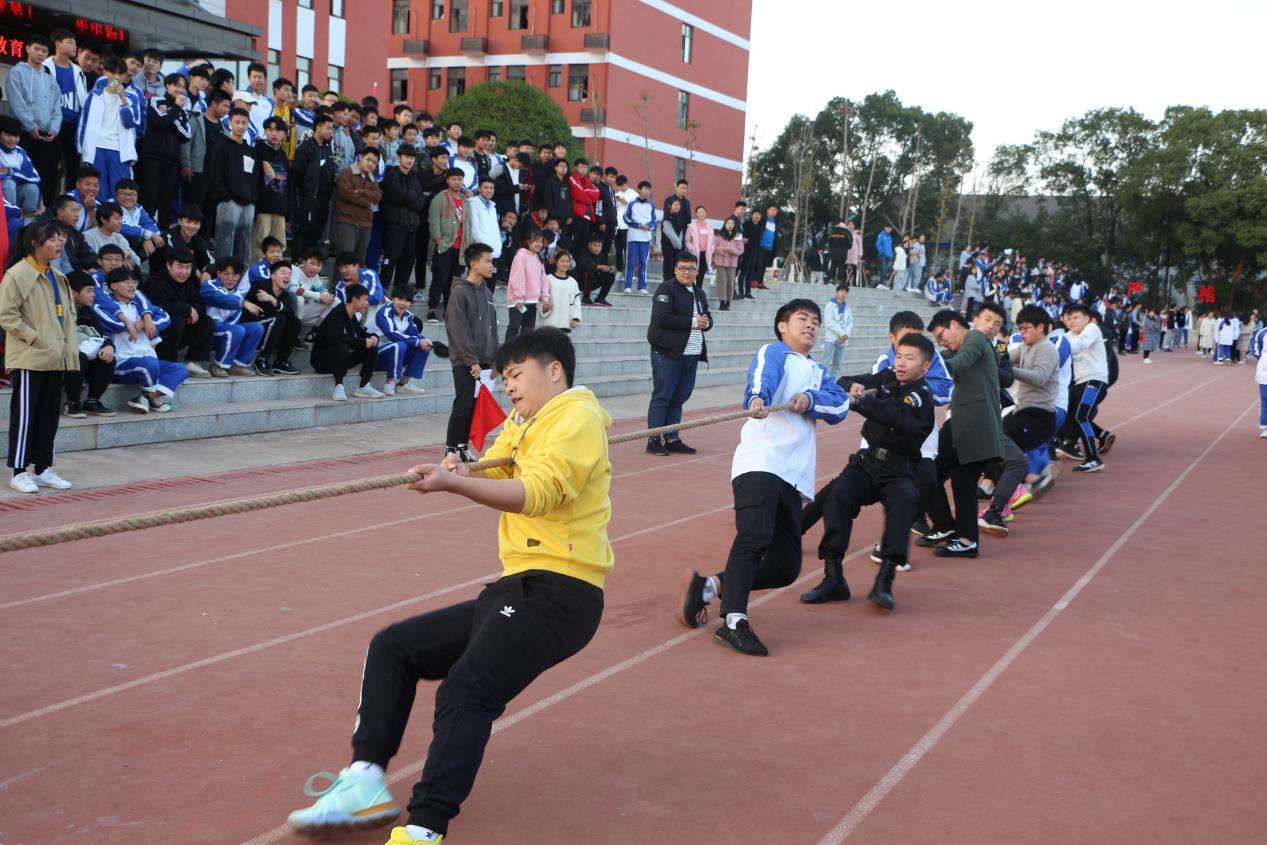 南昌向遠軌道技術(shù)學校第一屆校園體育節(jié)系列活動之拔河比賽