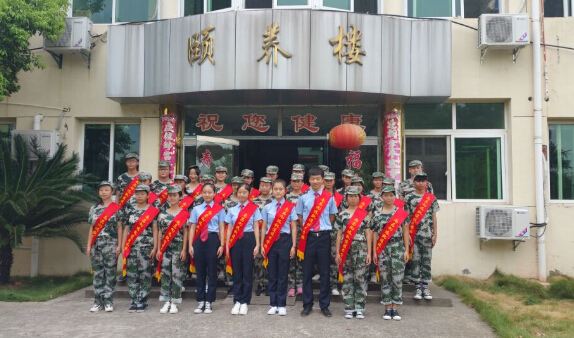 南昌向遠軌道技術(shù)學校青年志愿者協(xié)會為向塘鐵路老年頤養(yǎng)院老人送溫暖