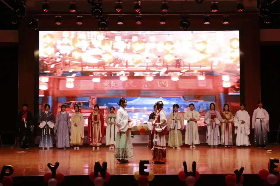 南昌向遠(yuǎn)軌道技術(shù)學(xué)校隆重舉行2021年社團展演暨2022年元旦晚會