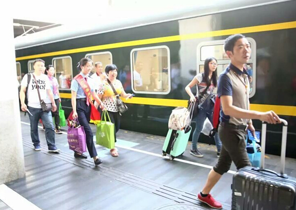 南昌向遠軌道技術學校學生參與深圳至烏魯木齊Z230旅客特快列車乘務工作