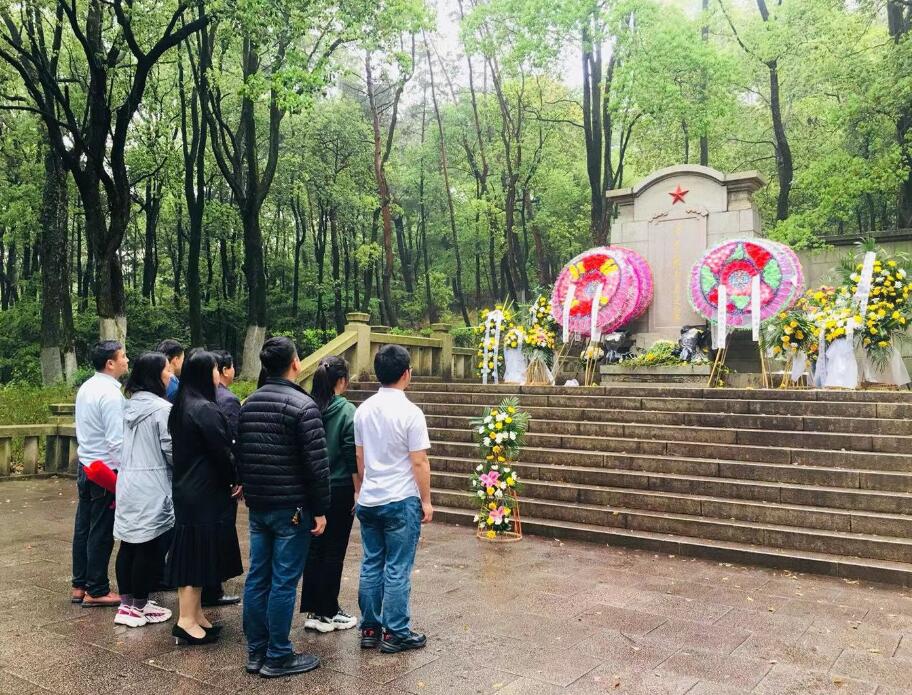 南昌向遠(yuǎn)軌道技術(shù)學(xué)校黨支部開(kāi)展“精神血脈永賡續(xù)，革命薪火代代傳”主題黨日活動(dòng)