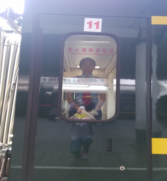 南昌向遠軌道技術學校學生參與深圳至烏魯木齊Z230旅客特快列車乘務工作