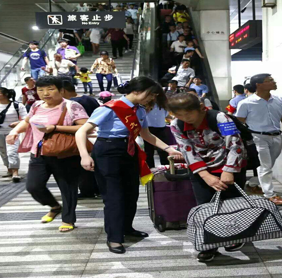 南昌向遠軌道技術學校學生參與深圳至烏魯木齊Z230旅客特快列車乘務工作
